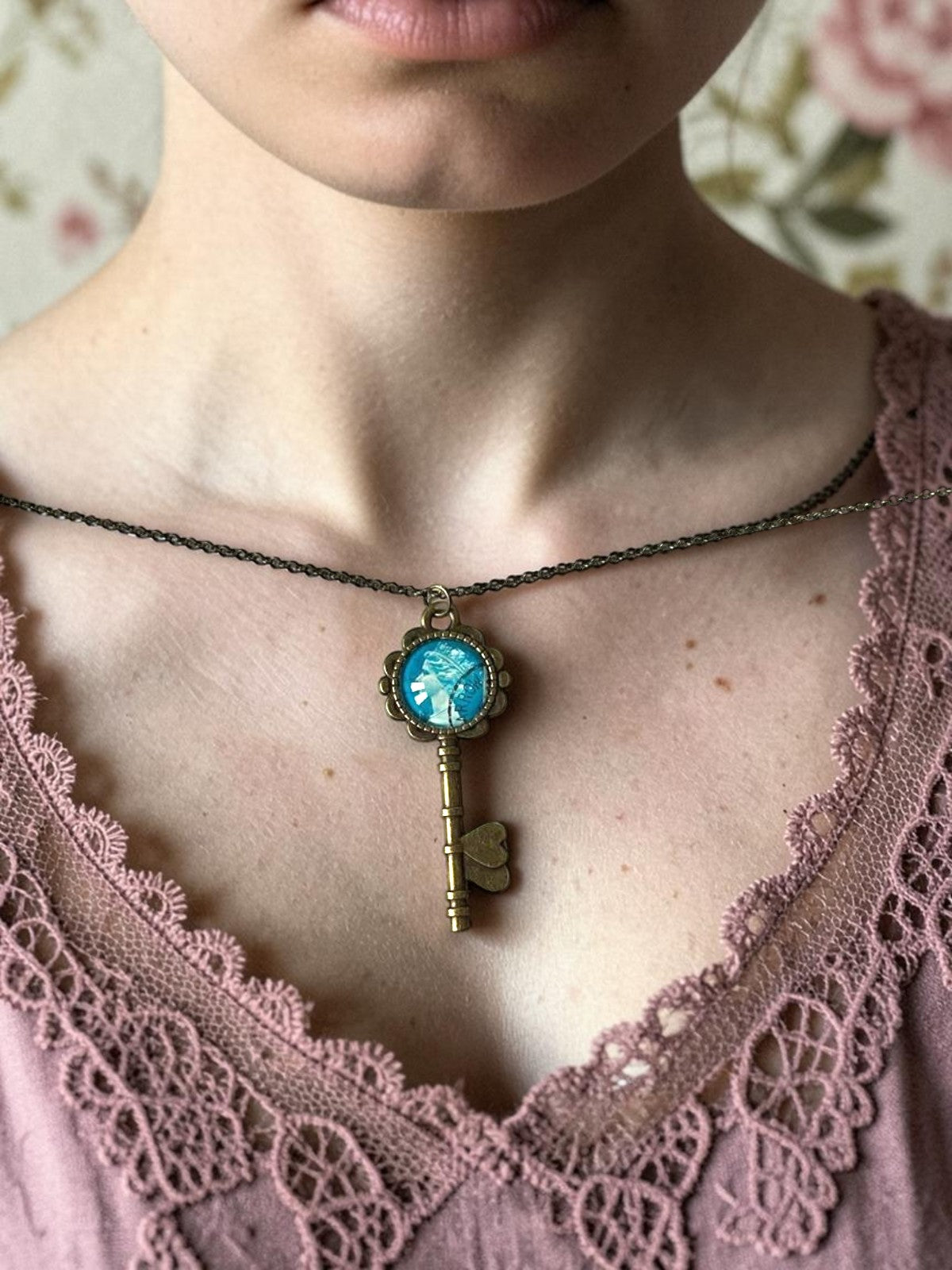 Collana chiave mignon con cuore e francobollo vintage Regina Elisabetta II