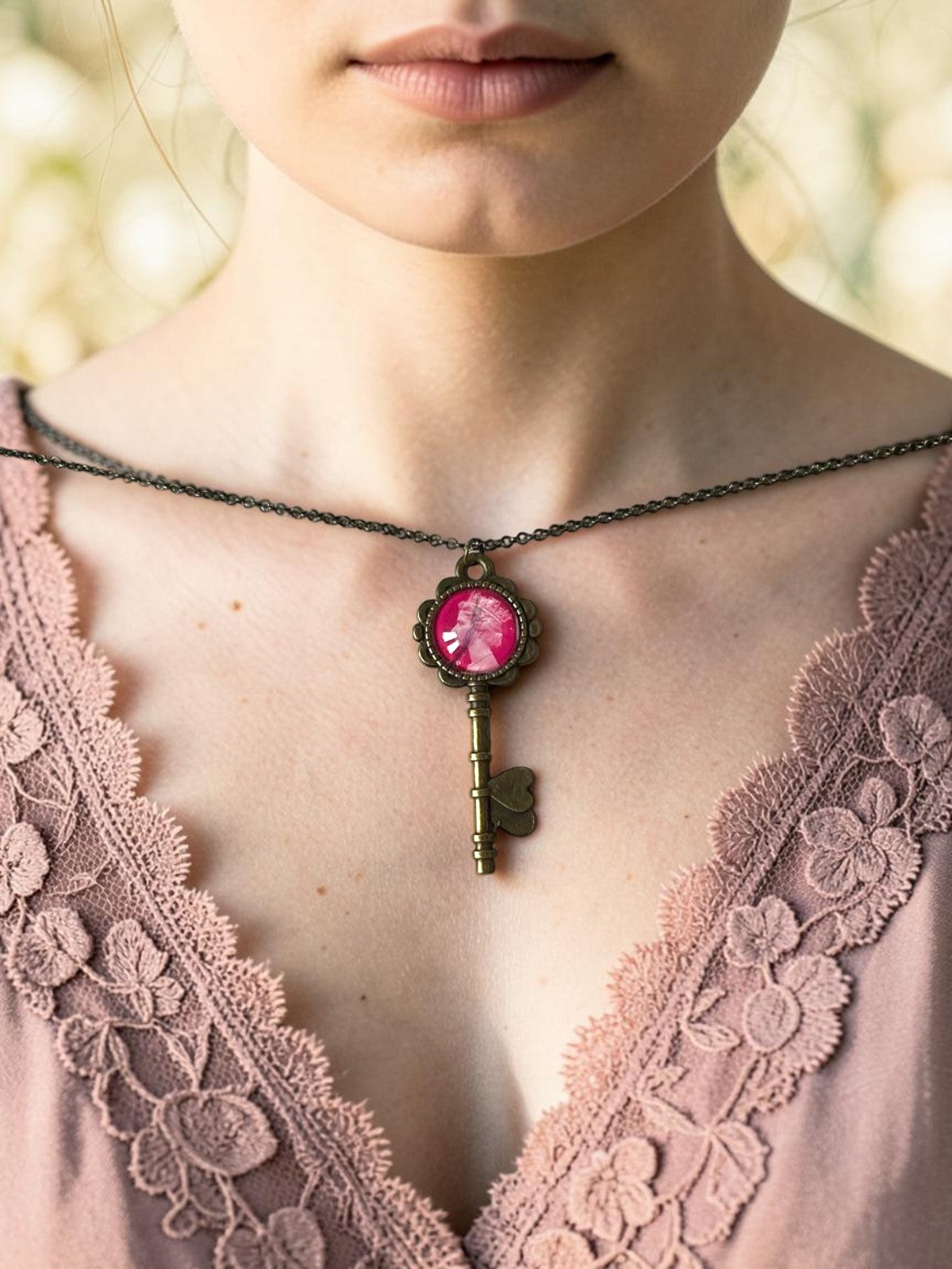 Collana chiave mignon con cuore e francobollo vintage Regina Elisabetta II
