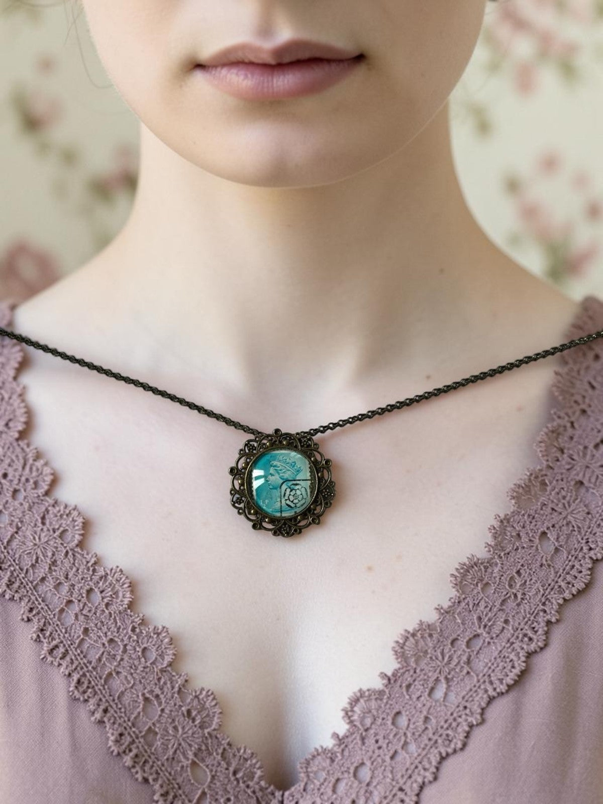 Collana ciondolo rotondo bronzata — francobollo turchese