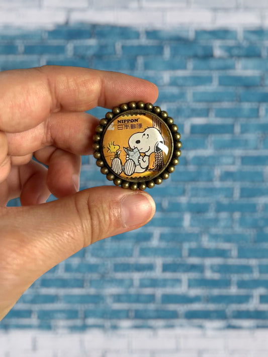 Spilla con francobollo giapponese di Snoopy e Woodstock