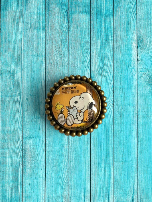 Spilla con francobollo giapponese di Snoopy e Woodstock