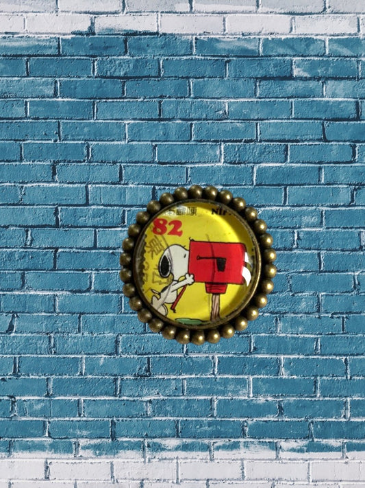 Spilla con francobollo giapponese di Snoopy e la lettera
