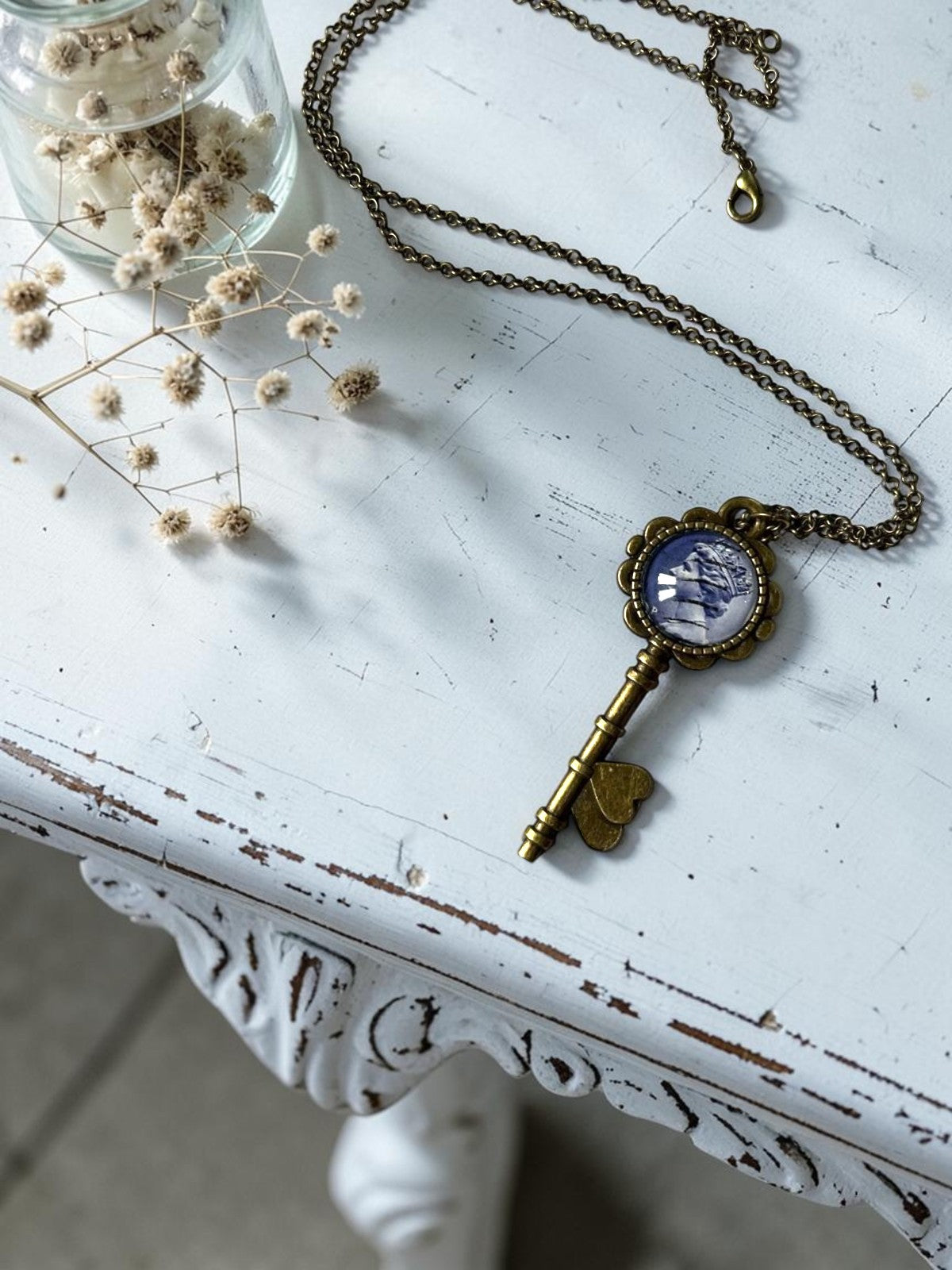 Collana chiave mignon con cuore e francobollo vintage Regina Elisabetta II