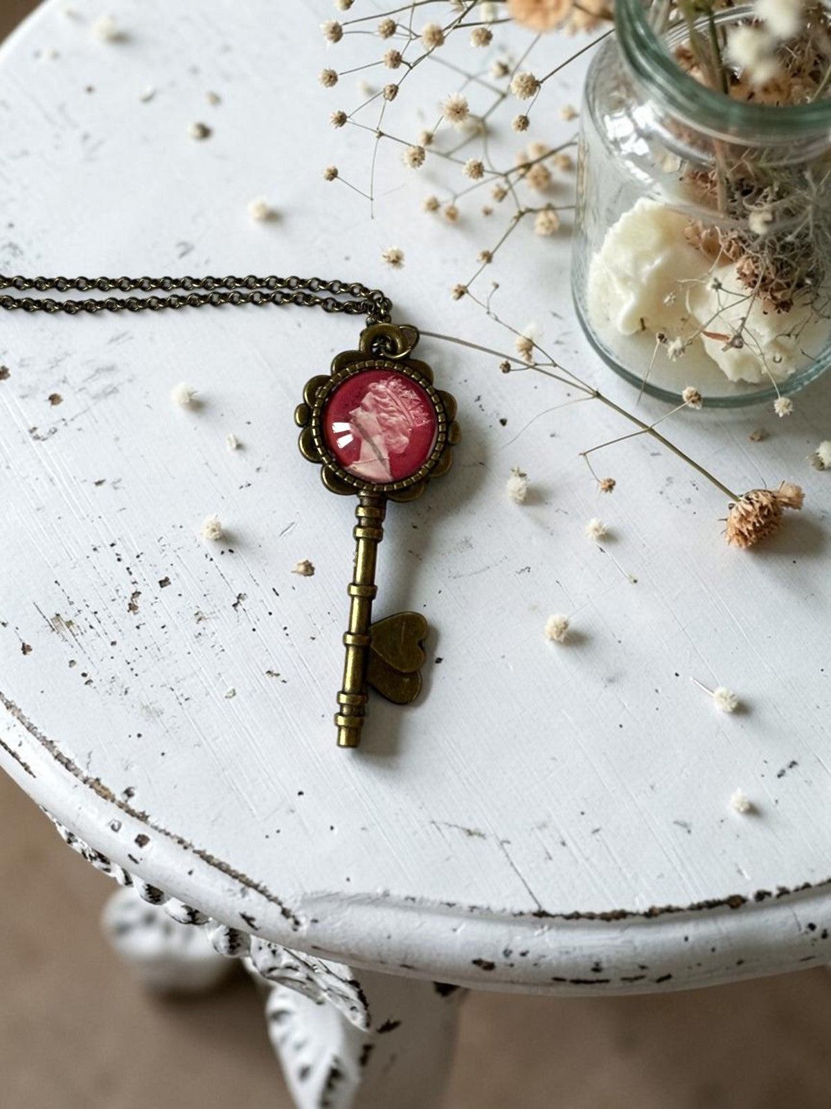 Collana chiave mignon con cuore e francobollo vintage Regina Elisabetta II