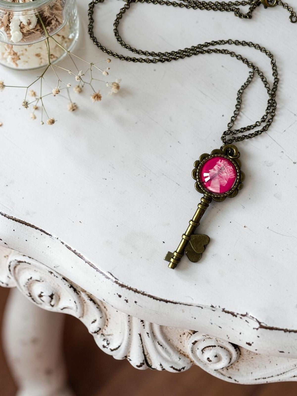 Collana chiave mignon con cuore e francobollo vintage Regina Elisabetta II