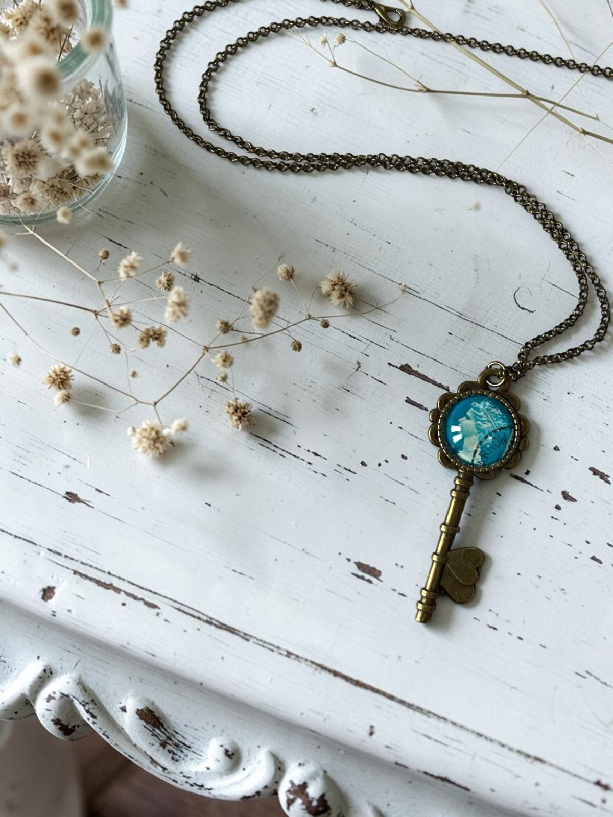 Collana chiave mignon con cuore e francobollo vintage Regina Elisabetta II