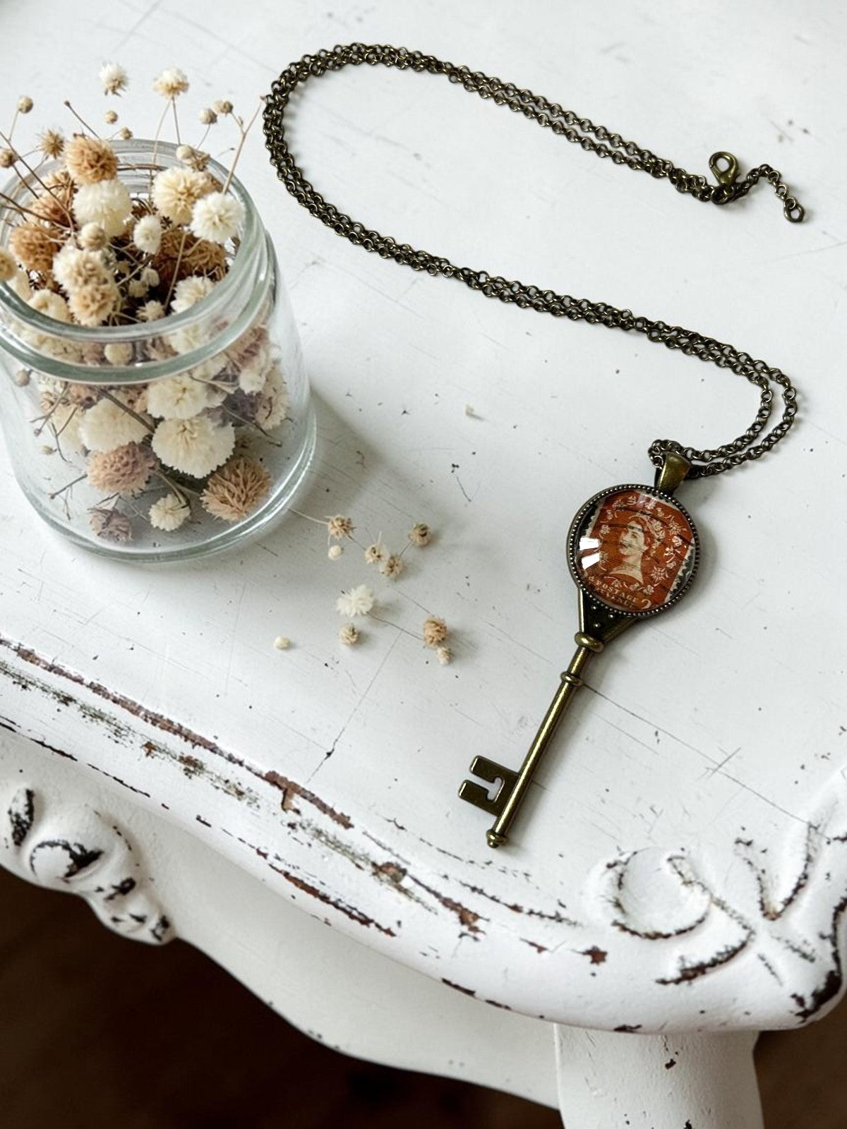 Collana a chiave con  francobollo vintage Regina Elisabetta II  marrone