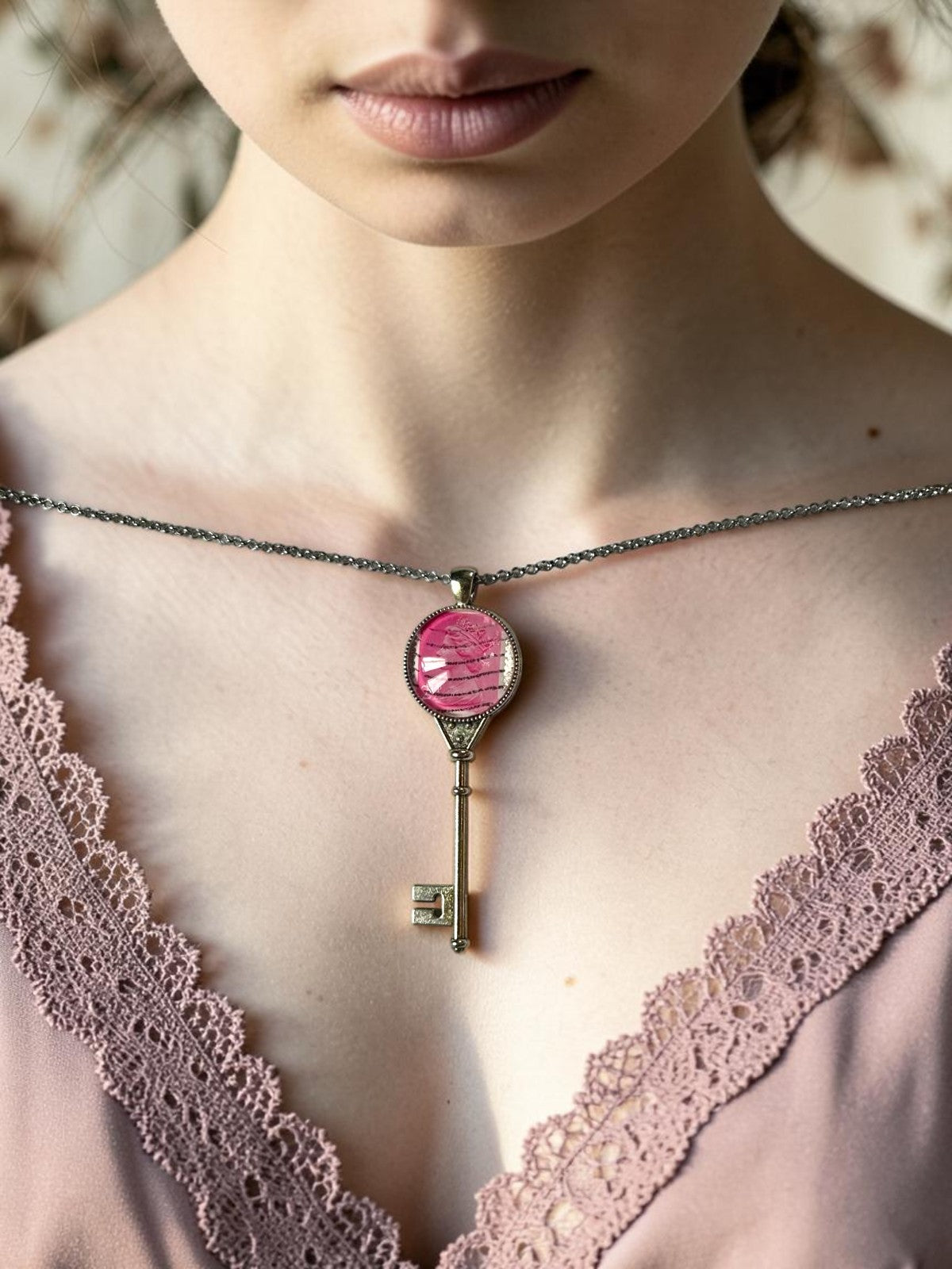 Collana a chiave con  francobollo vintage Regina Elisabetta II  rosa