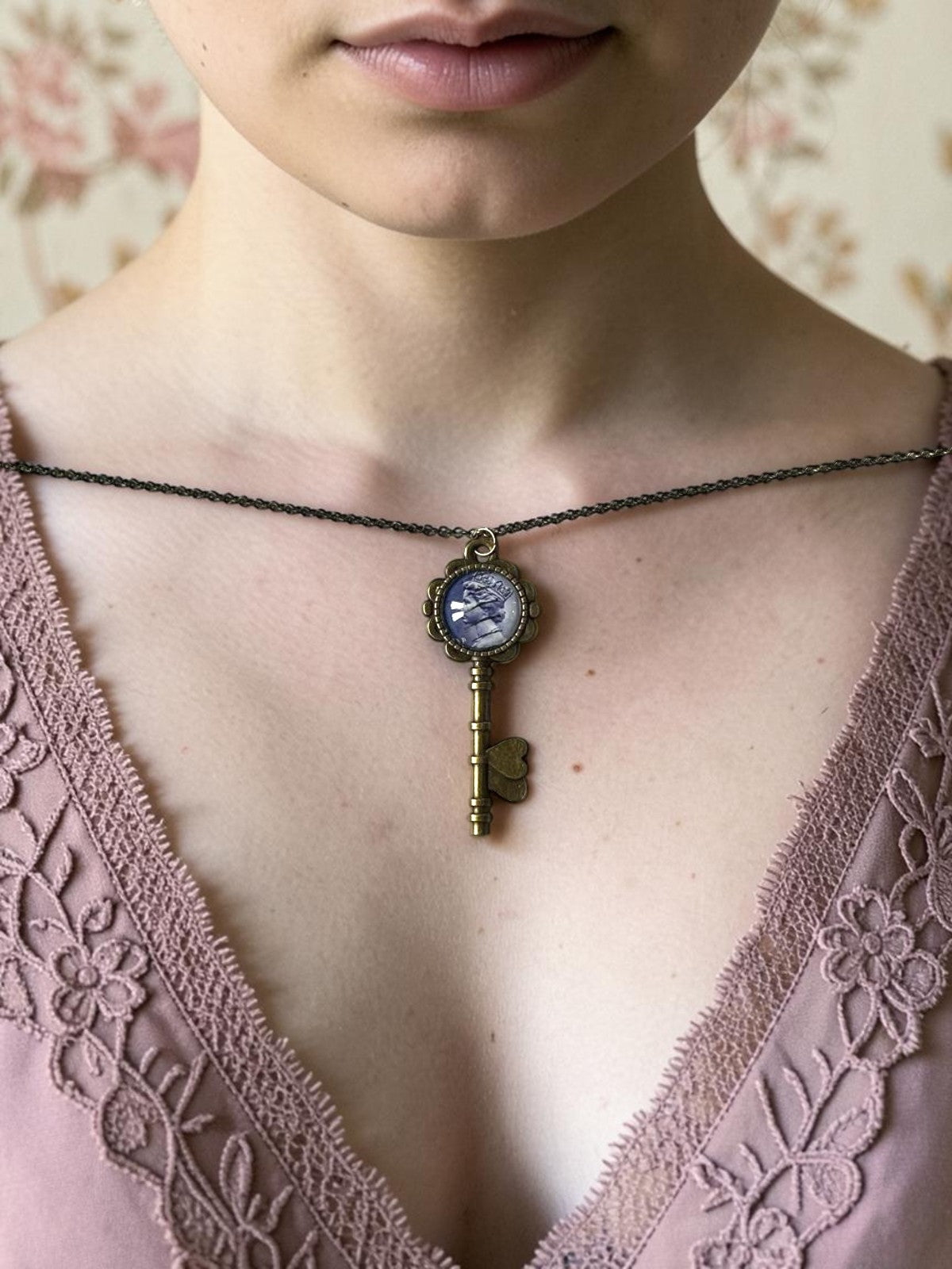 Collana chiave mignon con cuore e francobollo vintage Regina Elisabetta II