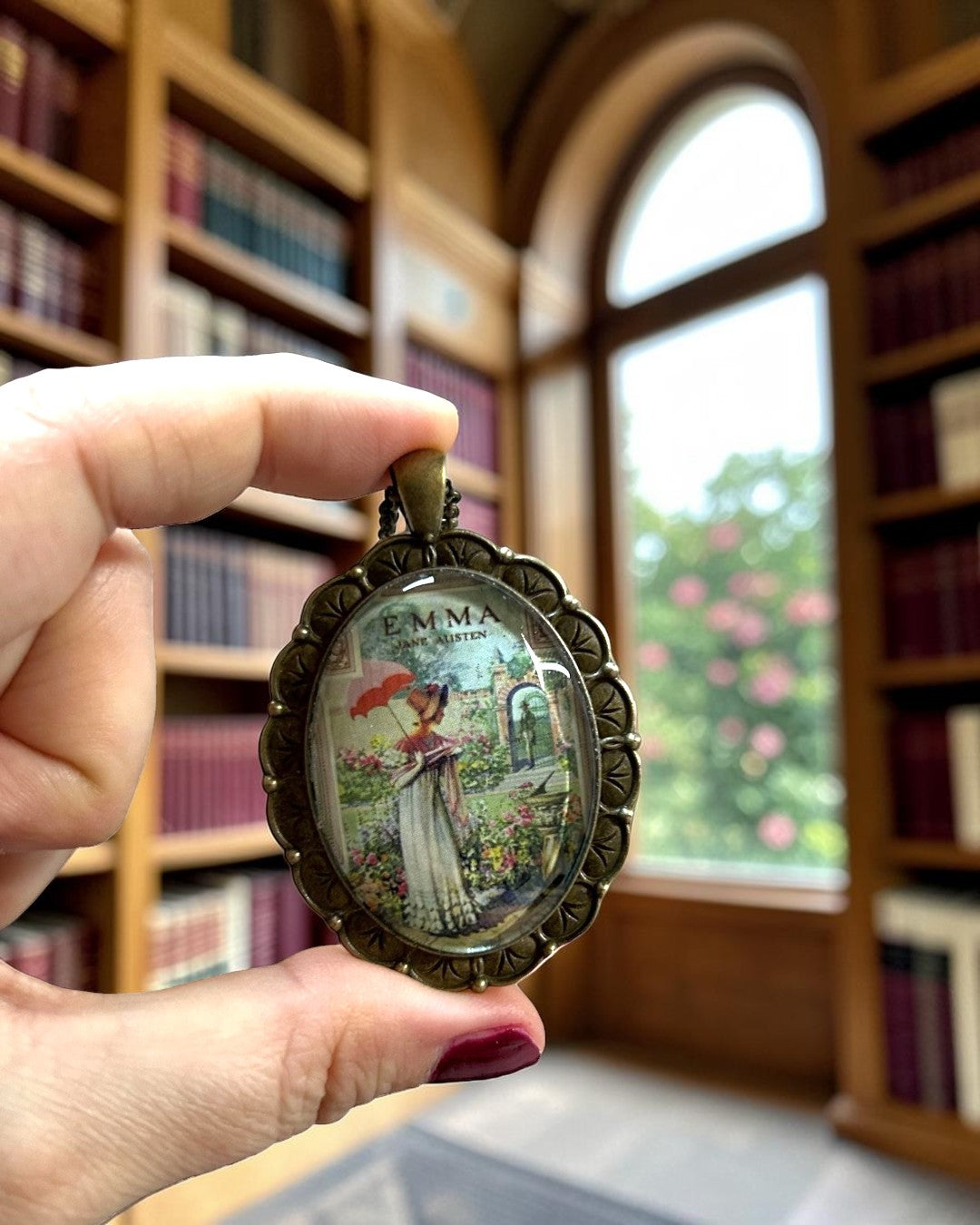 Collana artigianale, ciondolo con copertina vintage di Emma di Jane Austen in bronzo, su fondo neutro, Italia